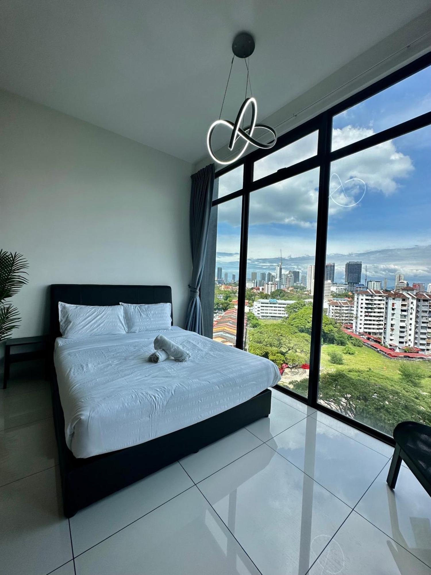 Beacon Executive Suite - City View - By Iz George Town Exteriér fotografie