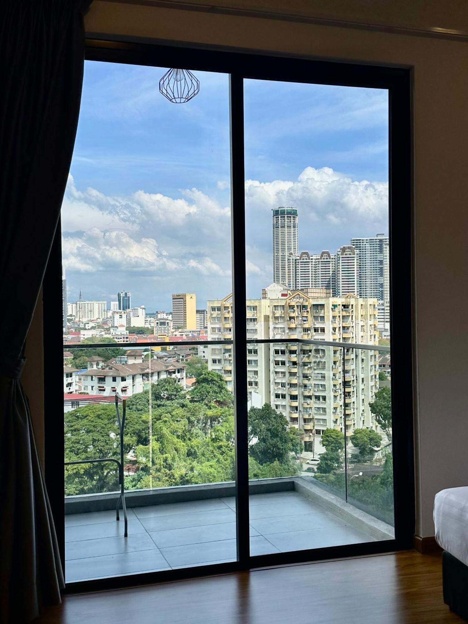 Beacon Executive Suite - City View - By Iz George Town Exteriér fotografie