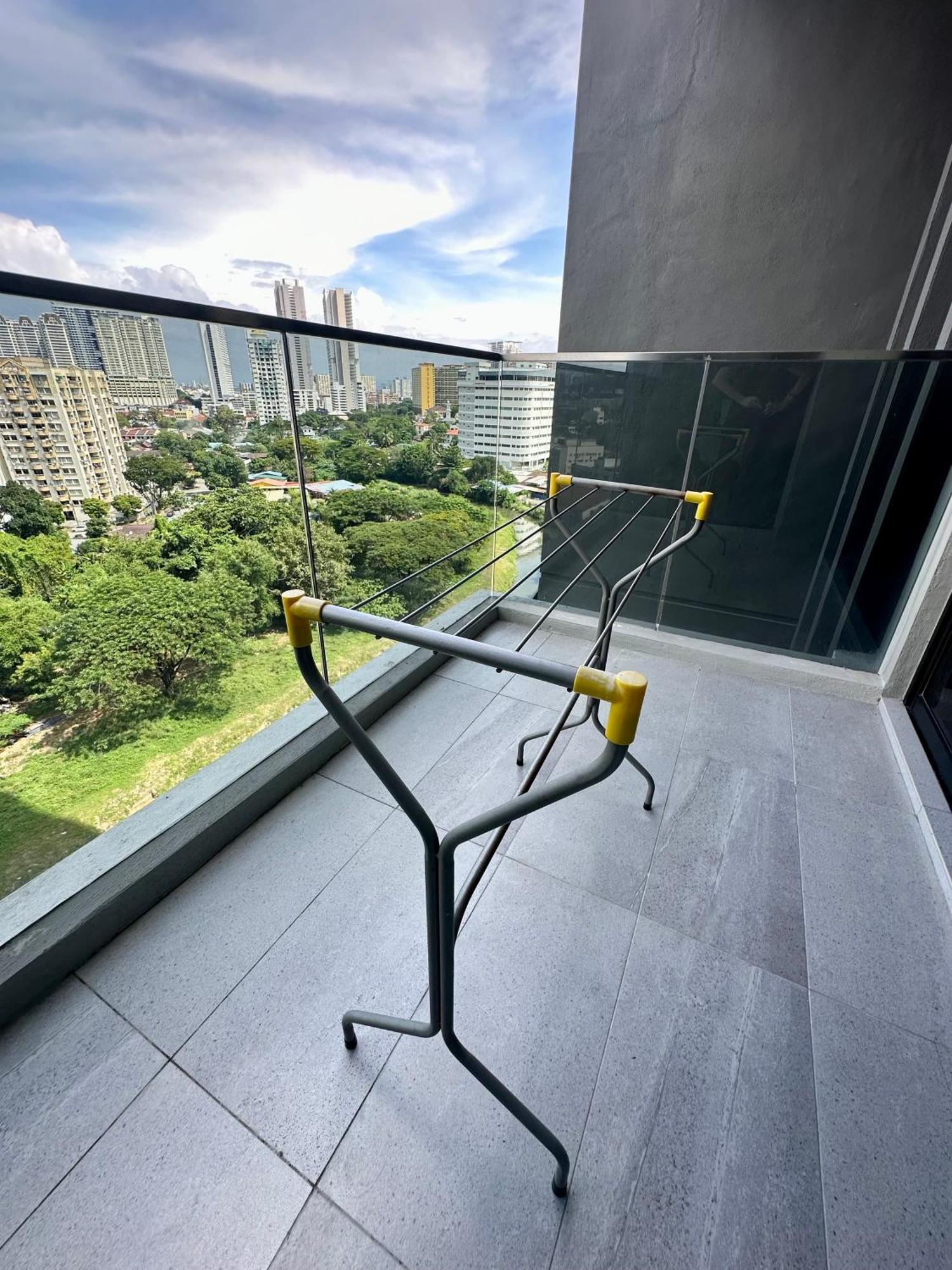 Beacon Executive Suite - City View - By Iz George Town Exteriér fotografie