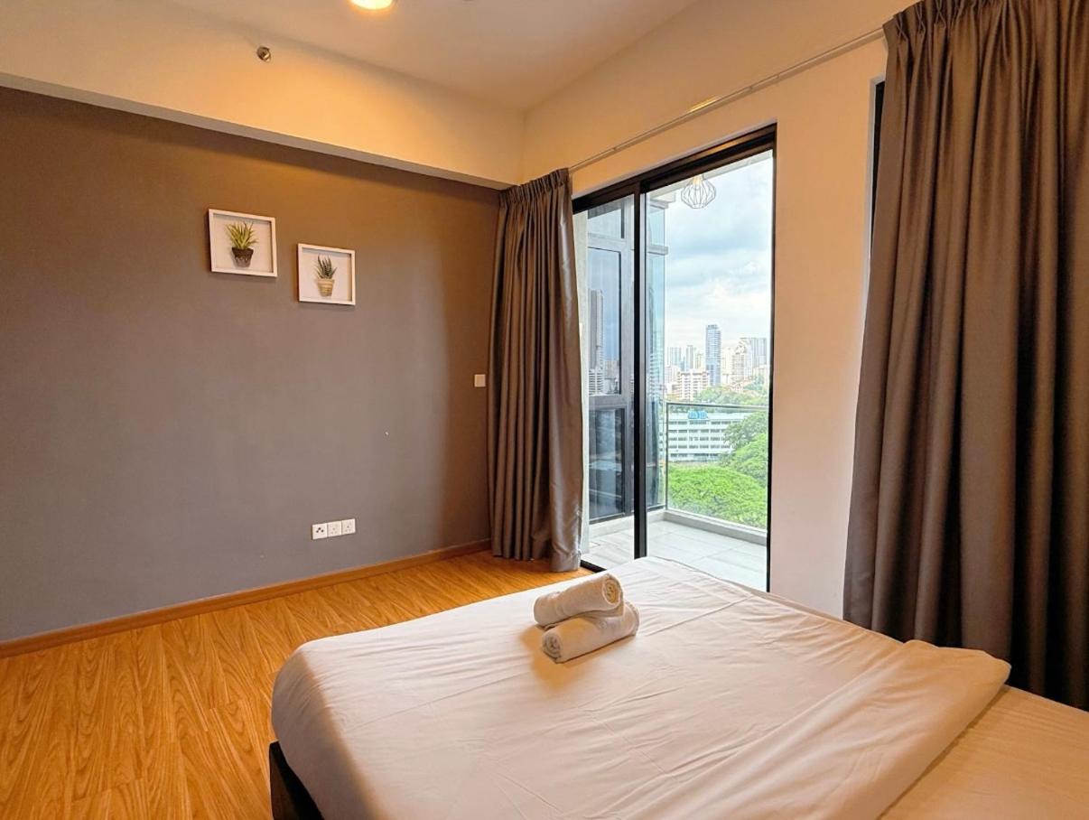 Beacon Executive Suite - City View - By Iz George Town Exteriér fotografie