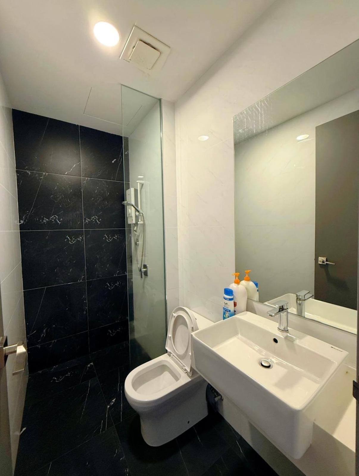 Beacon Executive Suite - City View - By Iz George Town Exteriér fotografie